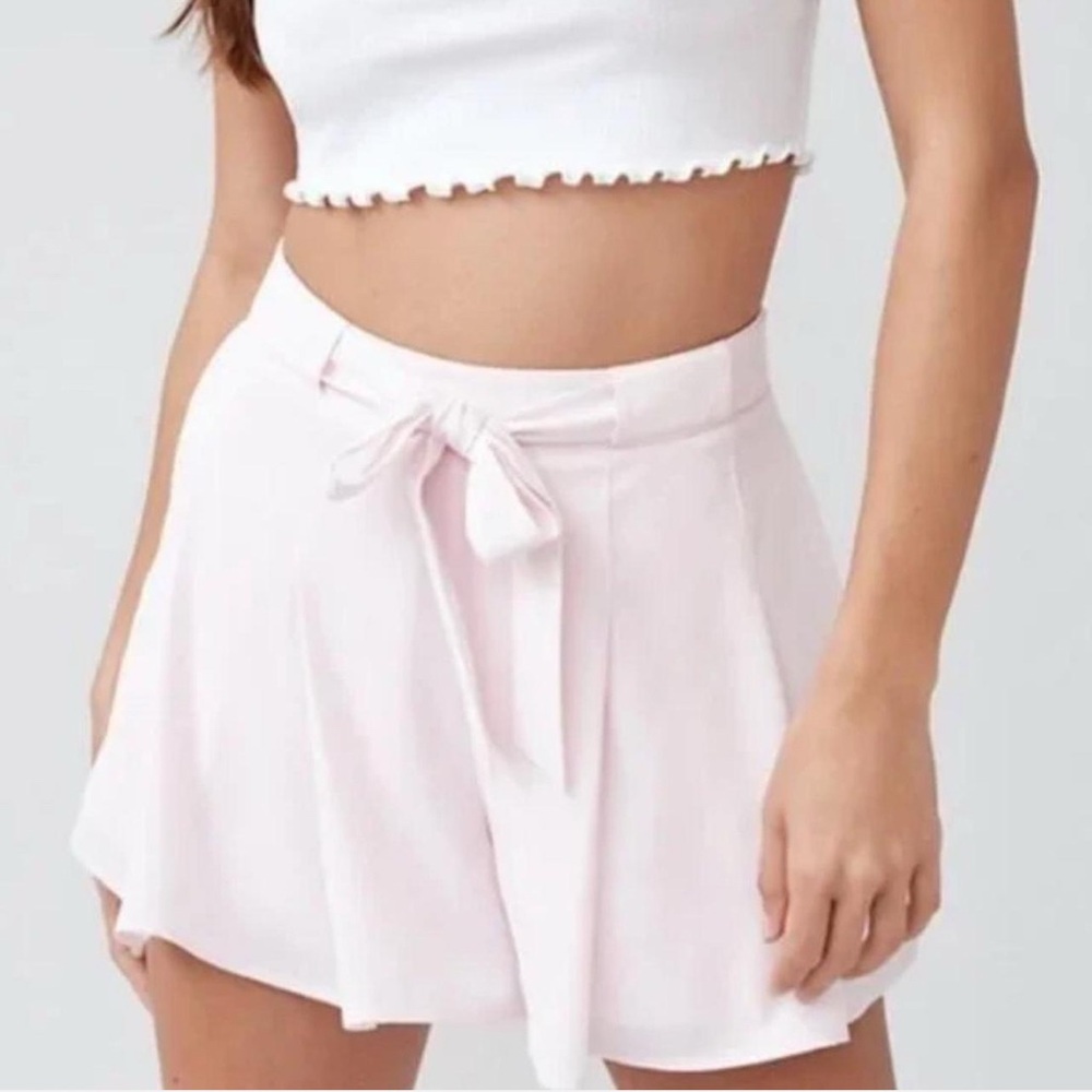 Aritzia Pink Skorts with Elastic Waistband and Relaxed Fit